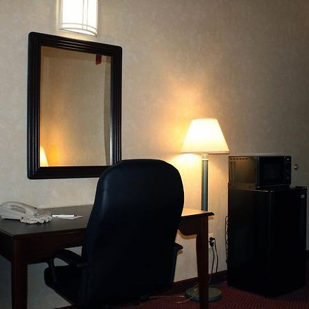 Comfort Suites Detroit/Warren Bagian luar foto
