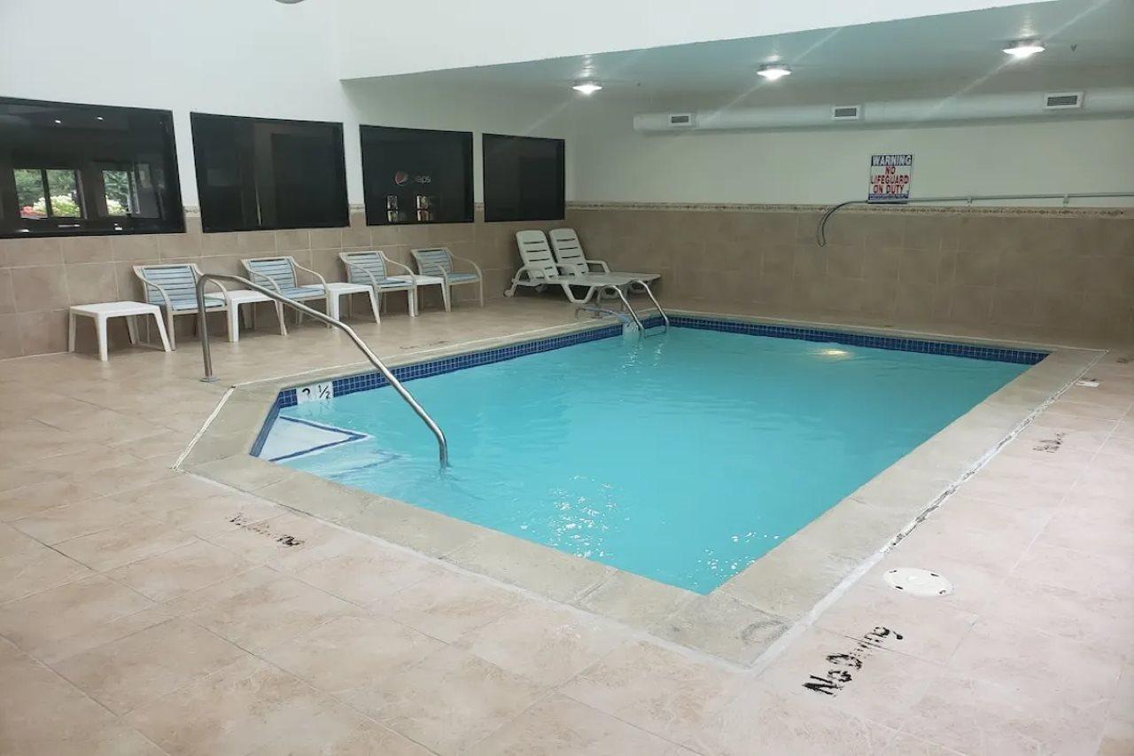 Comfort Suites Detroit/Warren Bagian luar foto