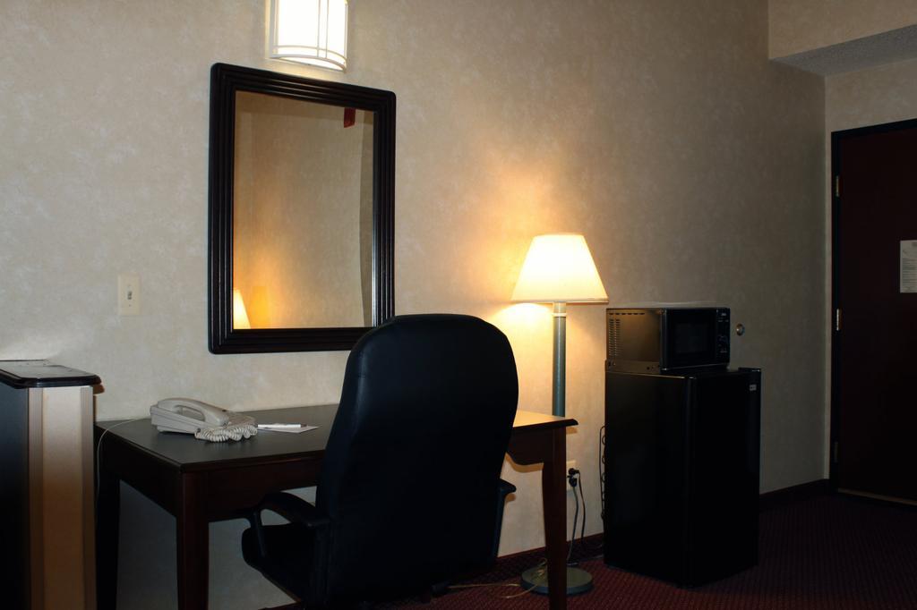 Comfort Suites Detroit/Warren Bagian luar foto
